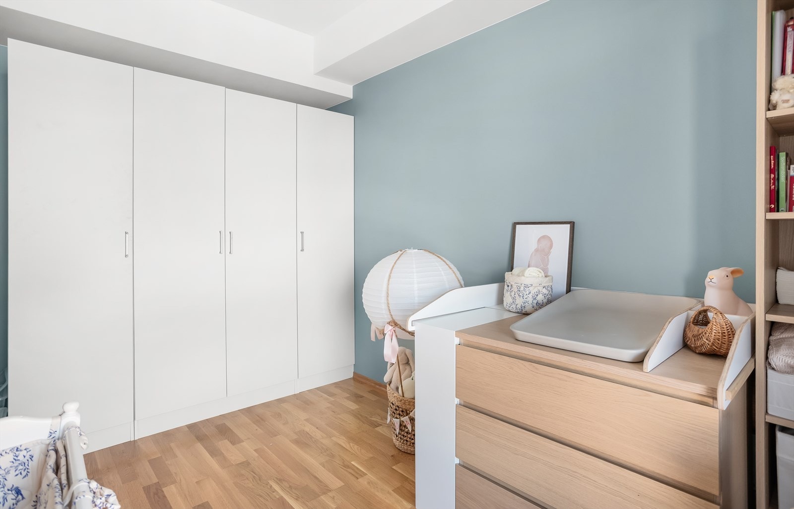 En stor garderobeløsning gir rikelig med oppbevaringsplass. Galleribilde