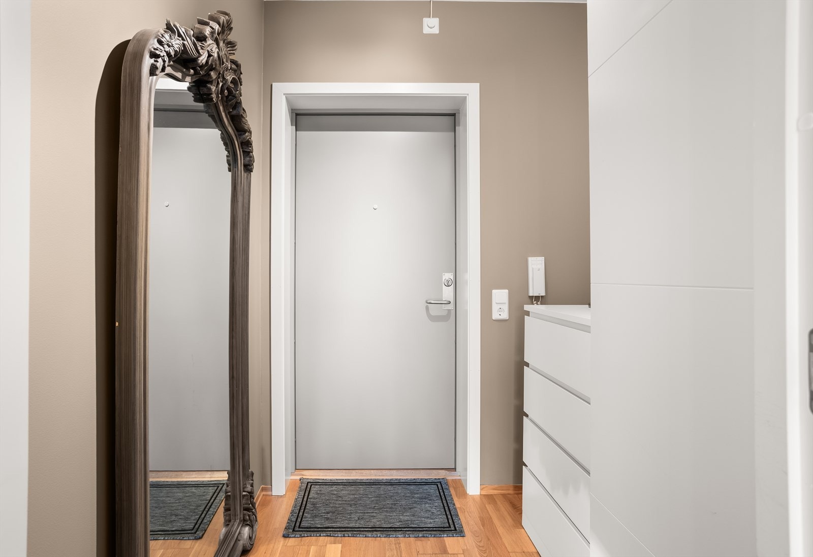 Inngangspartiet gir et godt førsteinntrykk og har plass til oppbevaring av yttertøy. Galleribilde