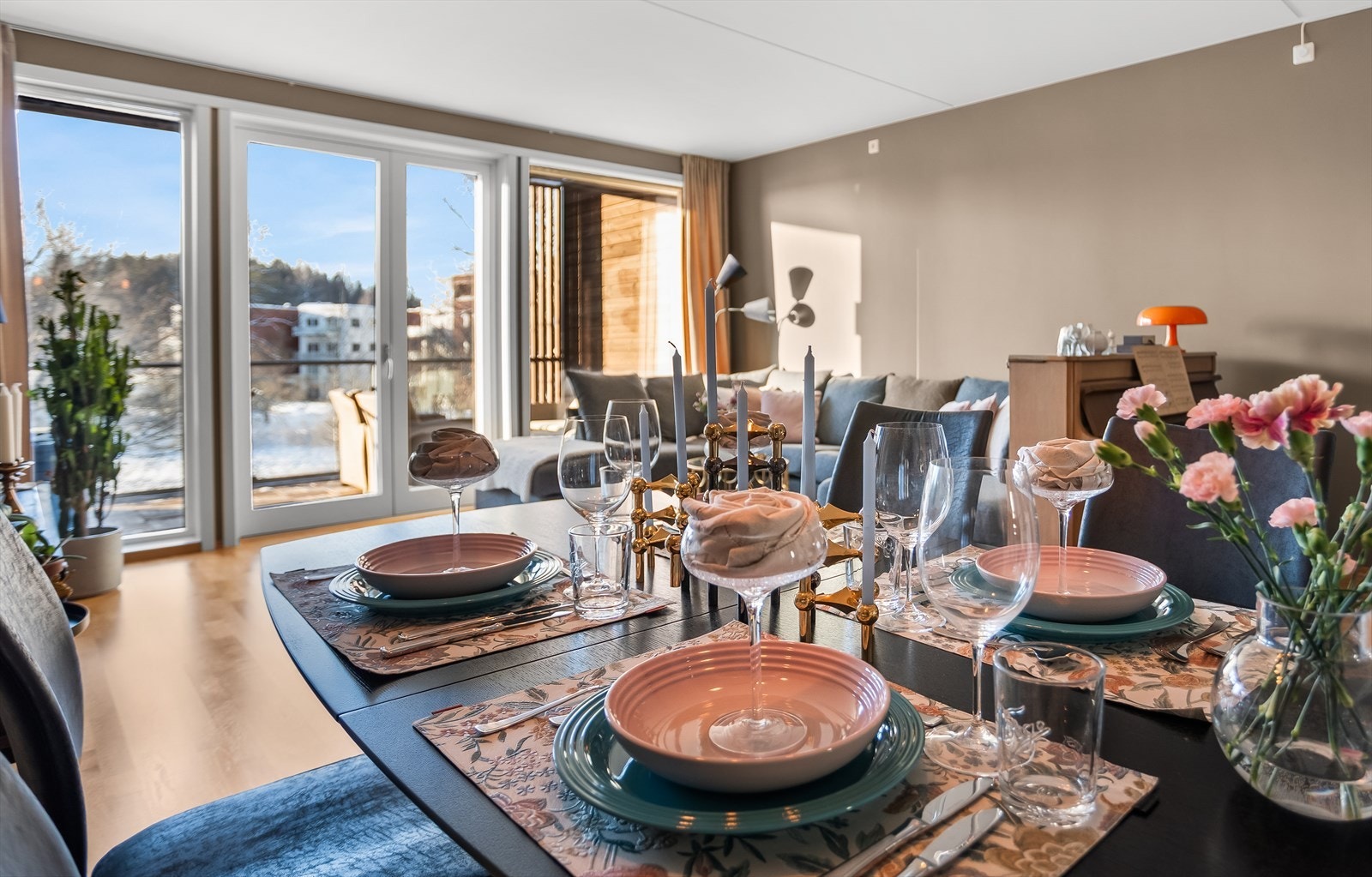 Her er det enkelt å dekke på til hyggelige sammenkomster med venner og familie. Galleribilde