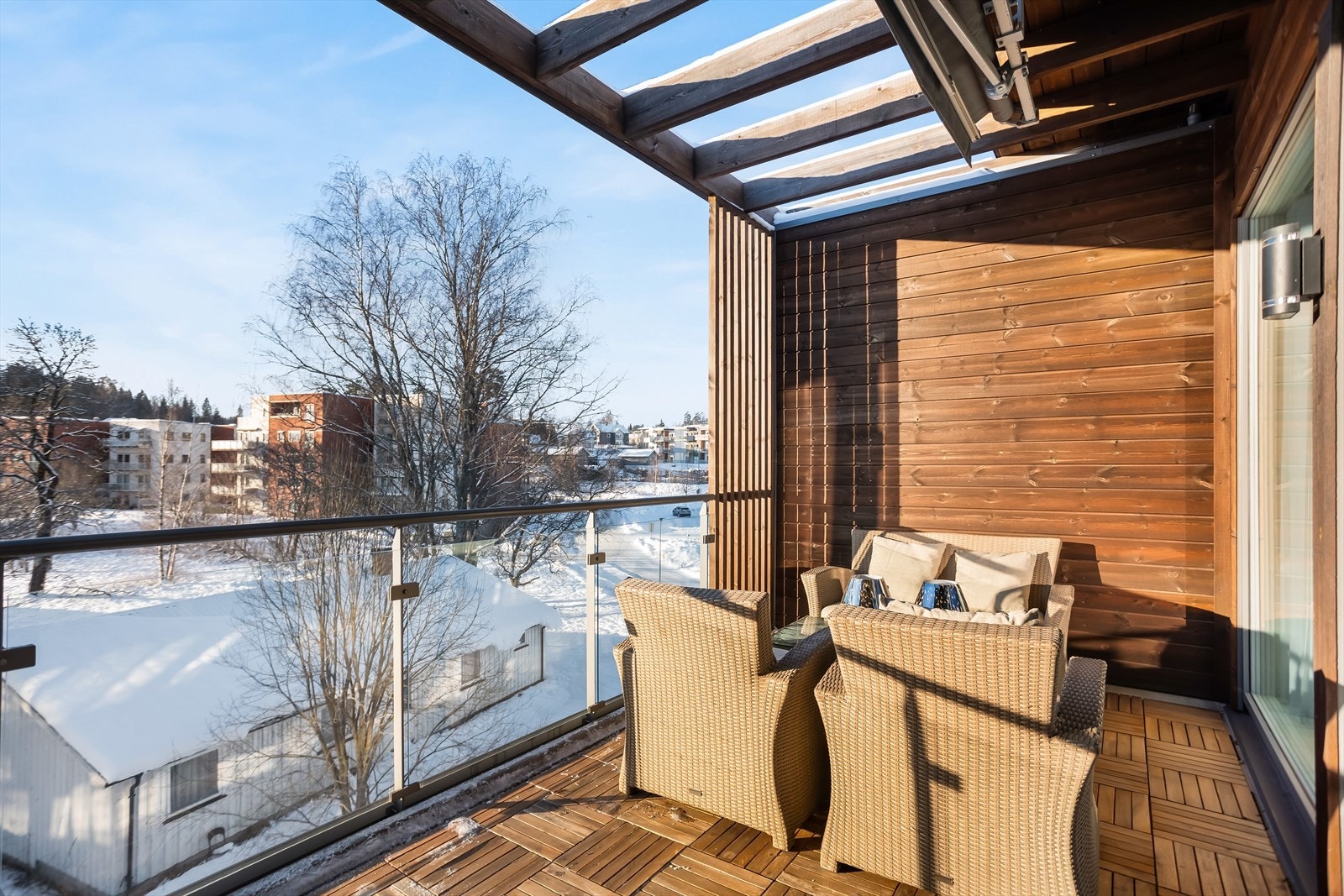 Fra stuen er det utgang til en trivelig balkong på 12 m² med god plass til utemøbler og grill. Galleribilde