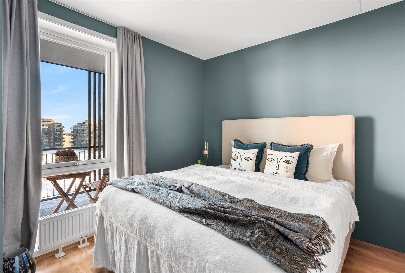 Hovedsoverommet har god plass til dobbeltseng og tilhørende møblement. Galleribilde