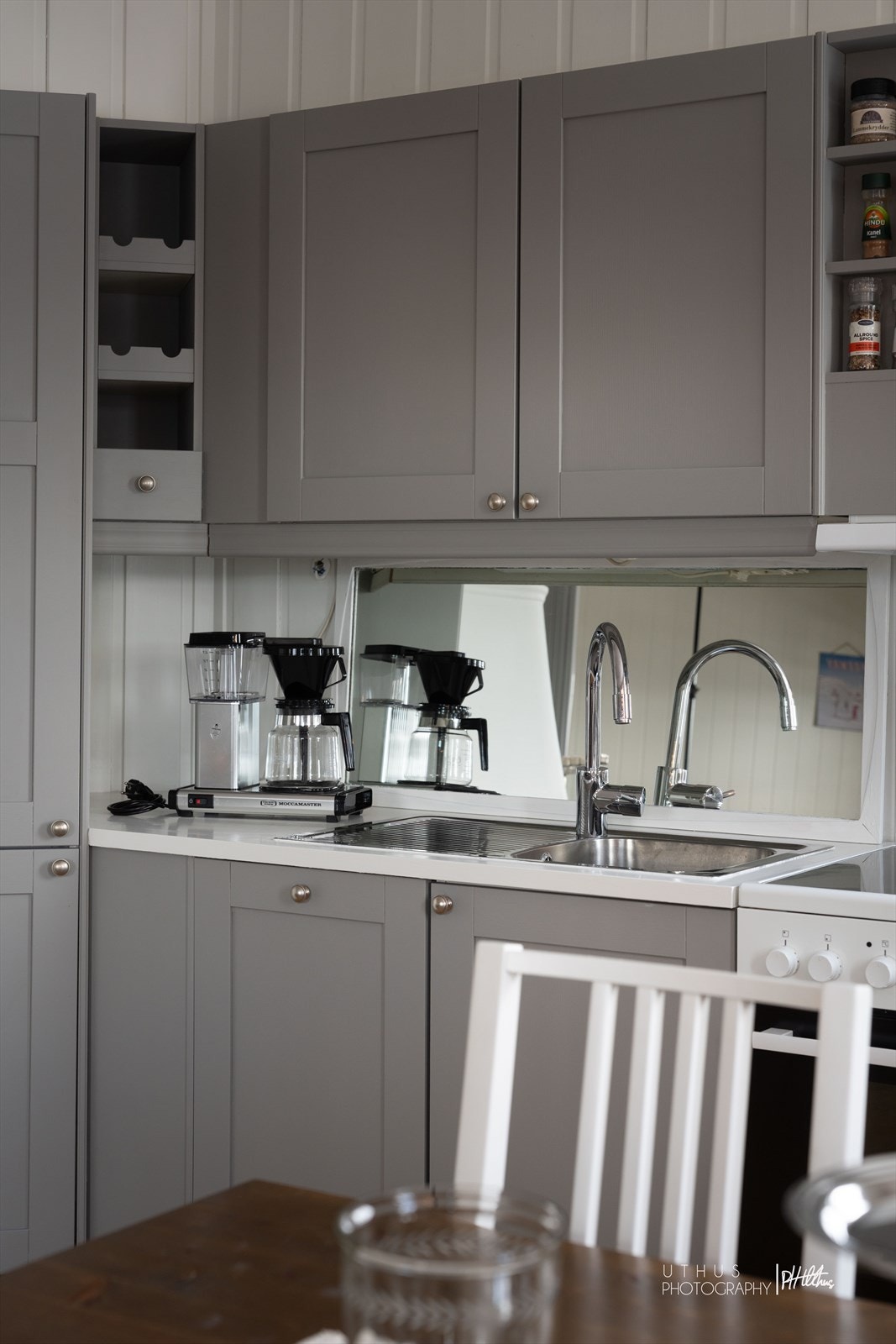 Kjøkkenet har godt med skap Galleribilde