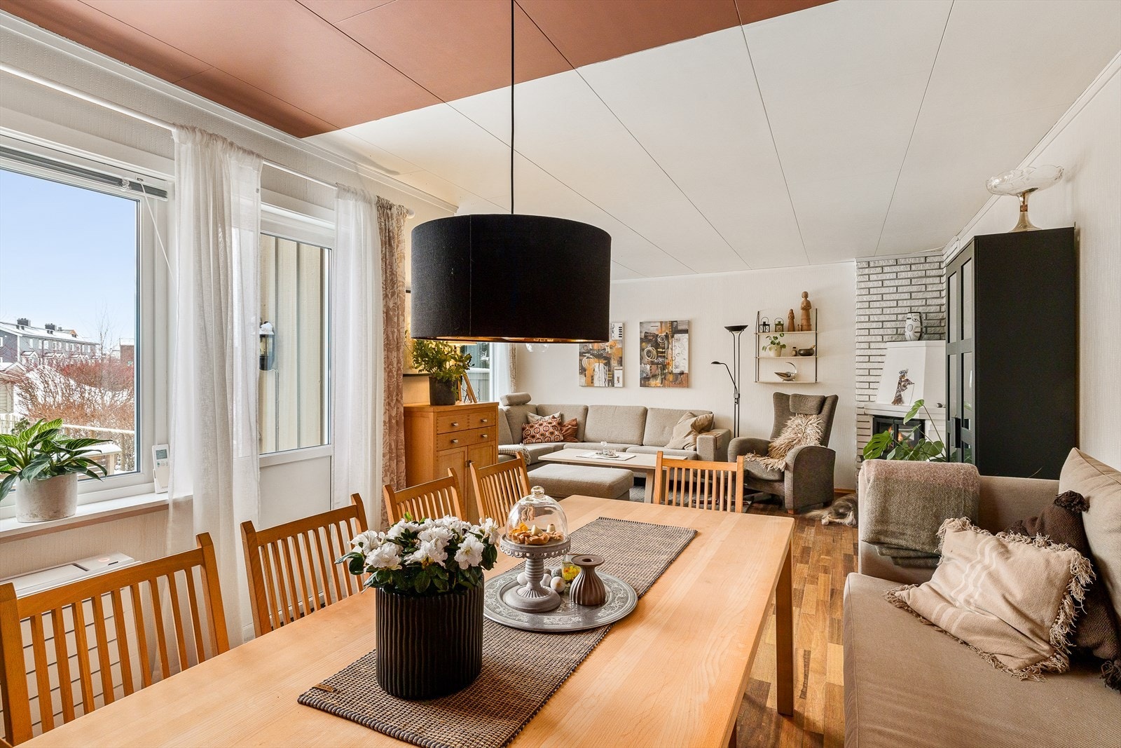 Stor lys stue med plass til både sofa og spisestue. Galleribilde