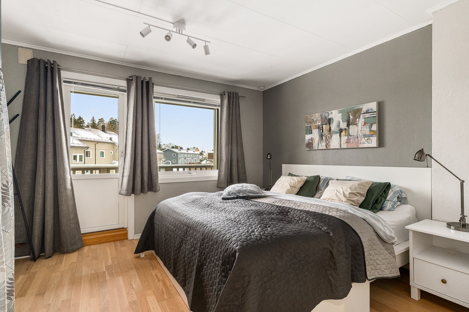 Hovedsoverom med adkomst til balkong. Galleribilde