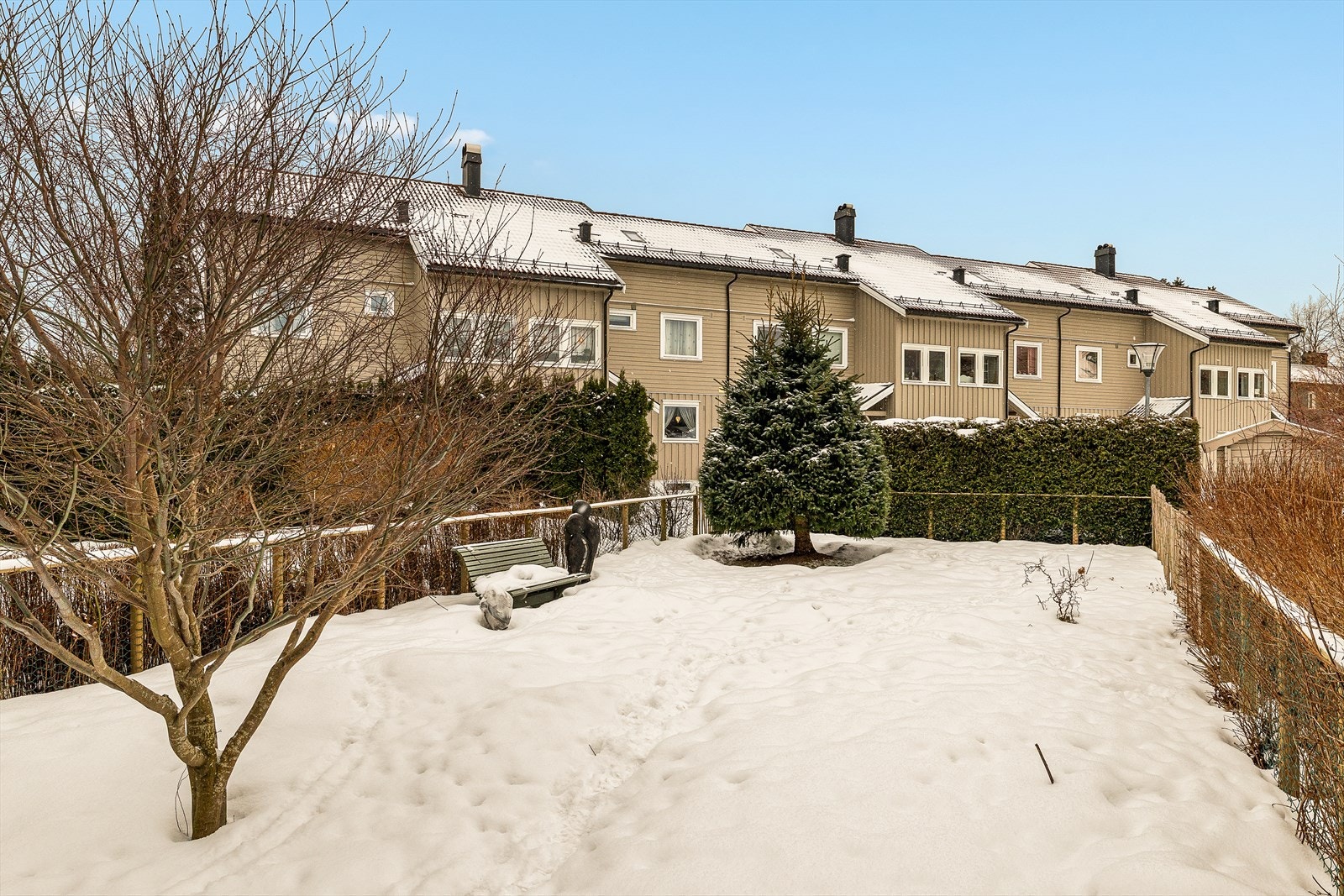 Ute har man egen hage med god plass til sittegruppe og grill Galleribilde