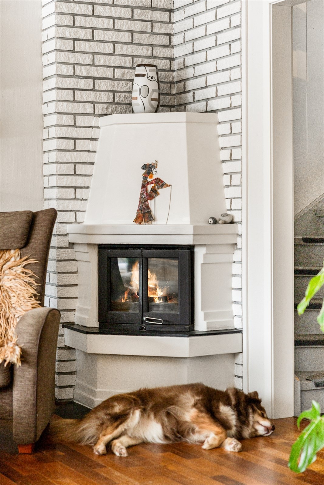 Koselig stue med peis. Perfekt for avslapning og hygge. Ideelt hjem for varme stunder med familie og venner. Galleribilde