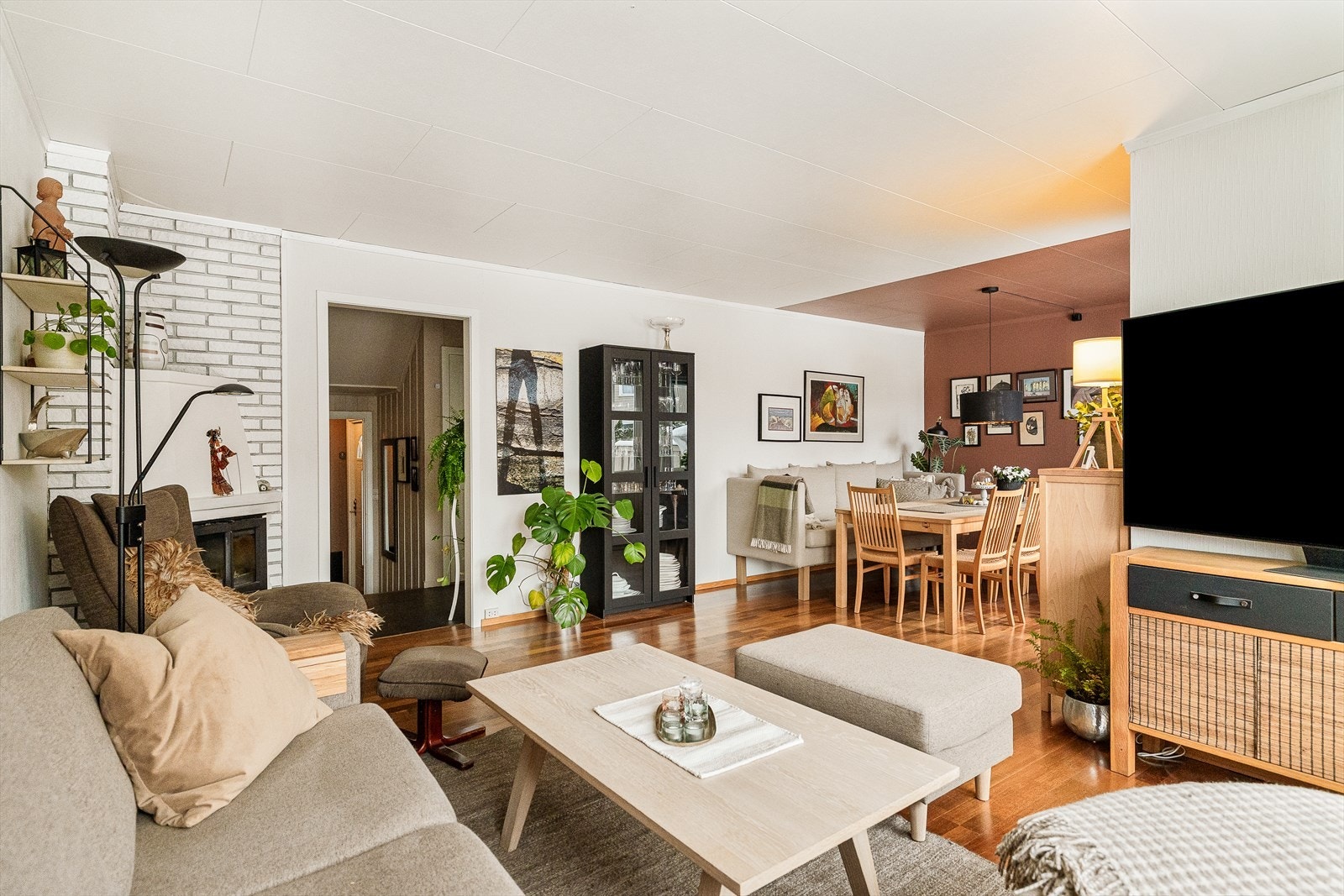 Lys og romslig stue med åpen planløsning, perfekt for både avslapning og sosiale sammenkomster. Galleribilde