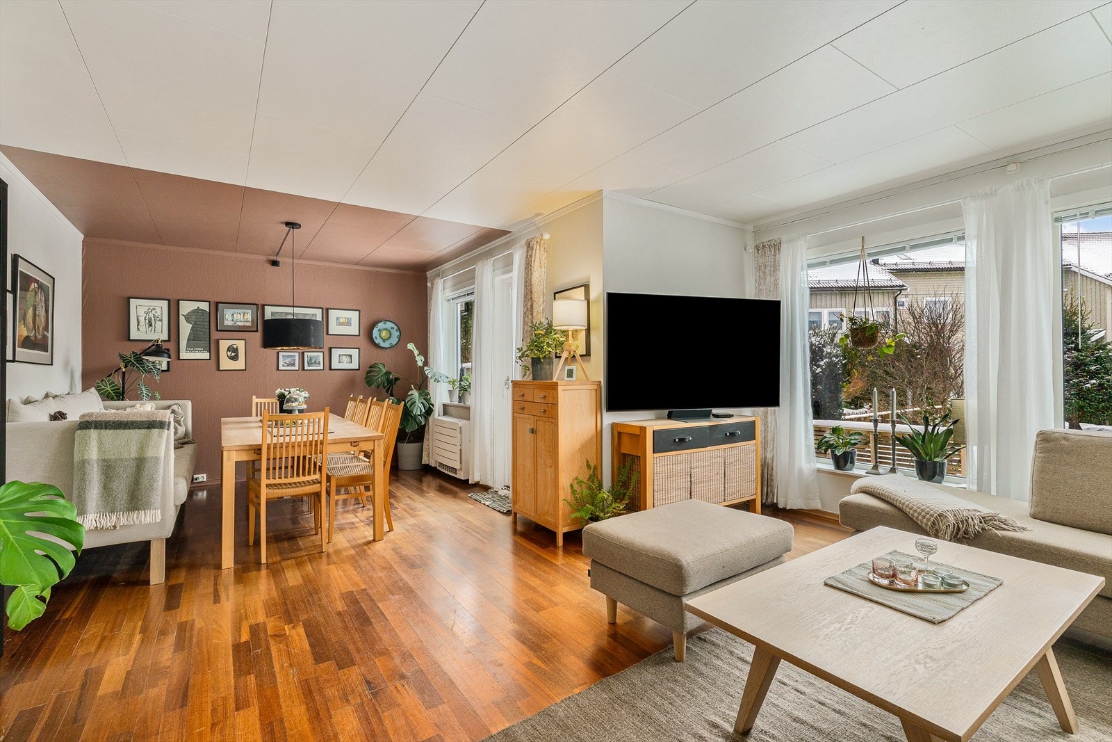 Romslig to-delt stue. Galleribilde