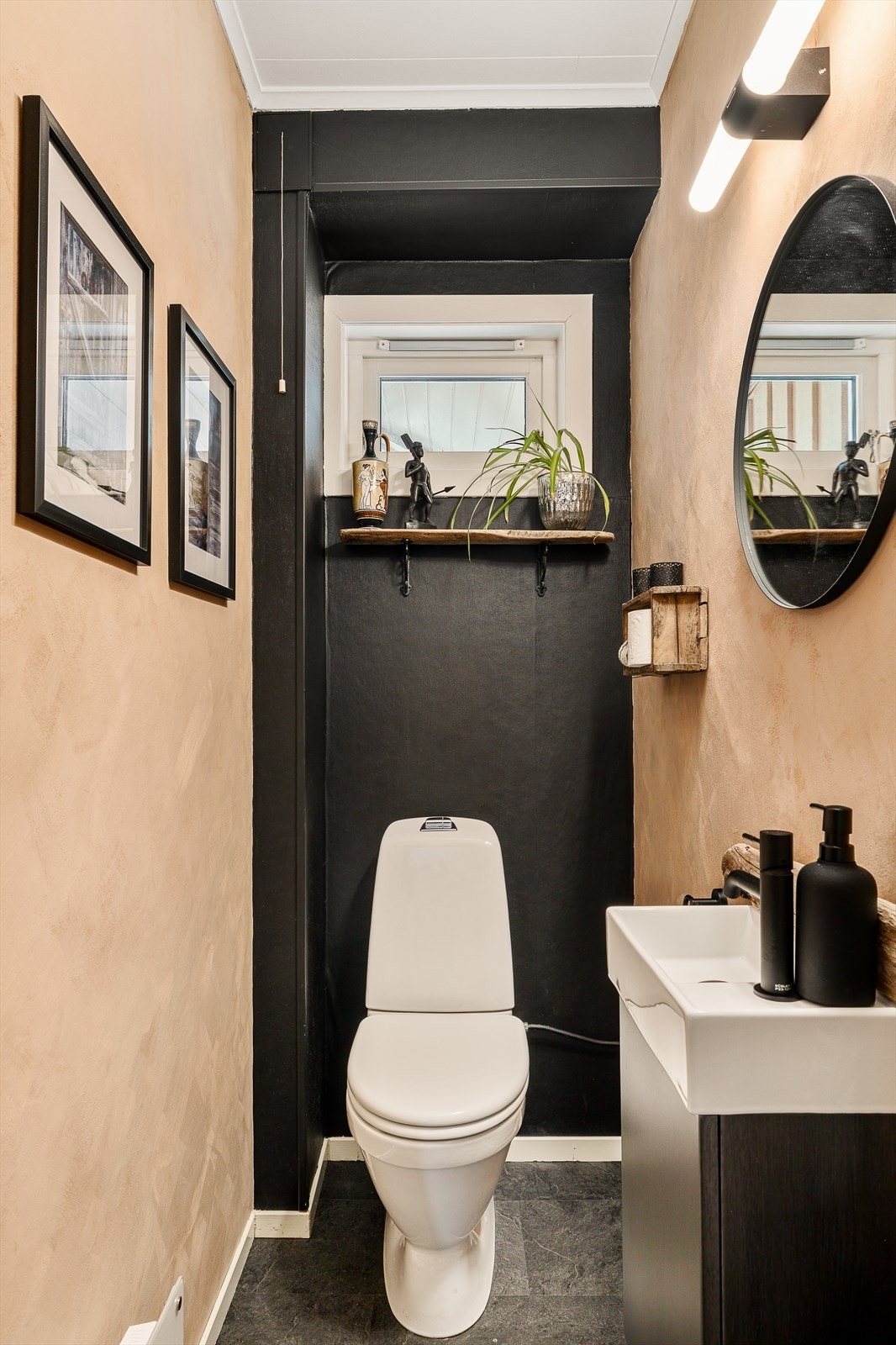 Gjestetoalett i 1.etg med moderne detaljer og nøytral fargepalett. Galleribilde