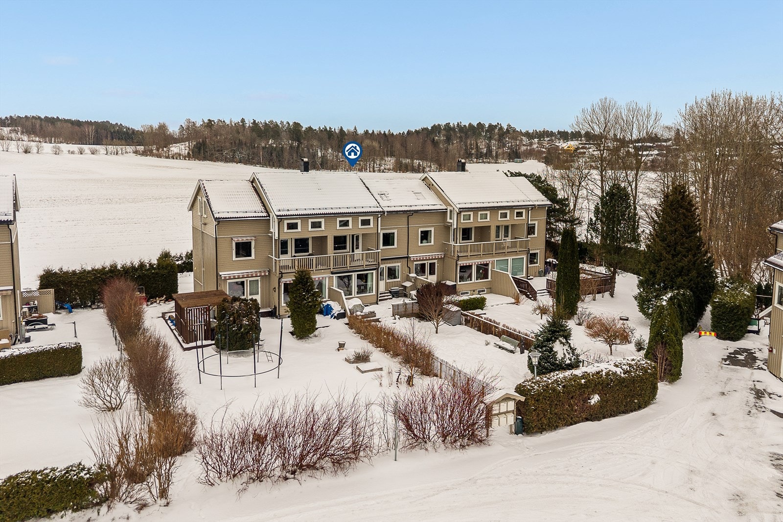 Boligen har skjermet og fin uteplass med sol fra tidlig morgen til sen kveld Galleribilde