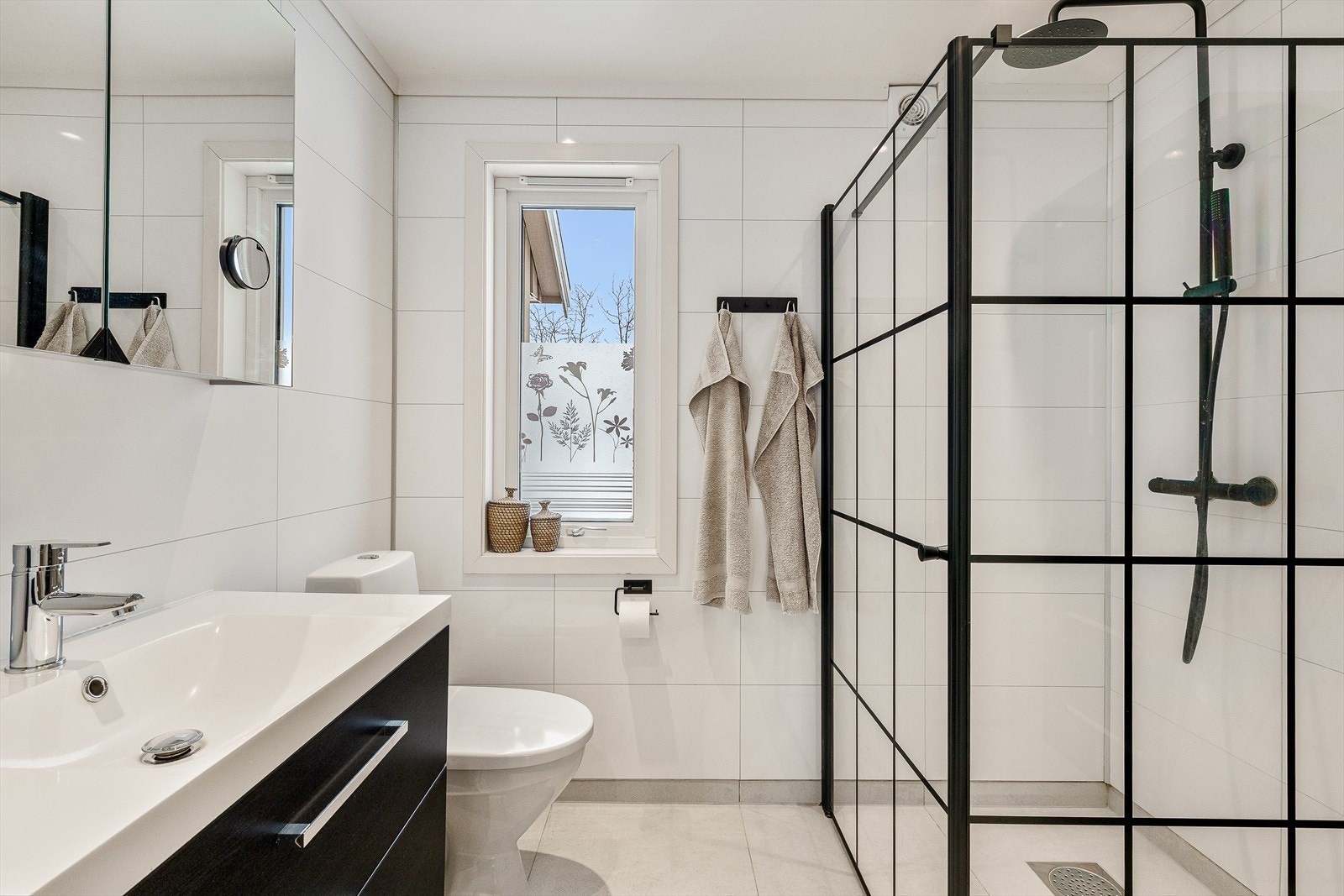 Delikat baderom med fliser på gulv og vegg. Galleribilde