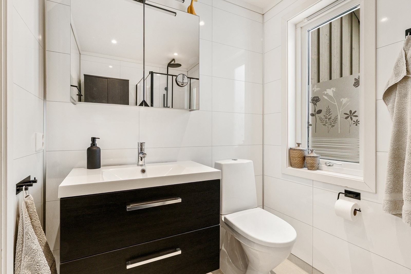 Delikat baderom med fliser på gulv og vegg. Galleribilde