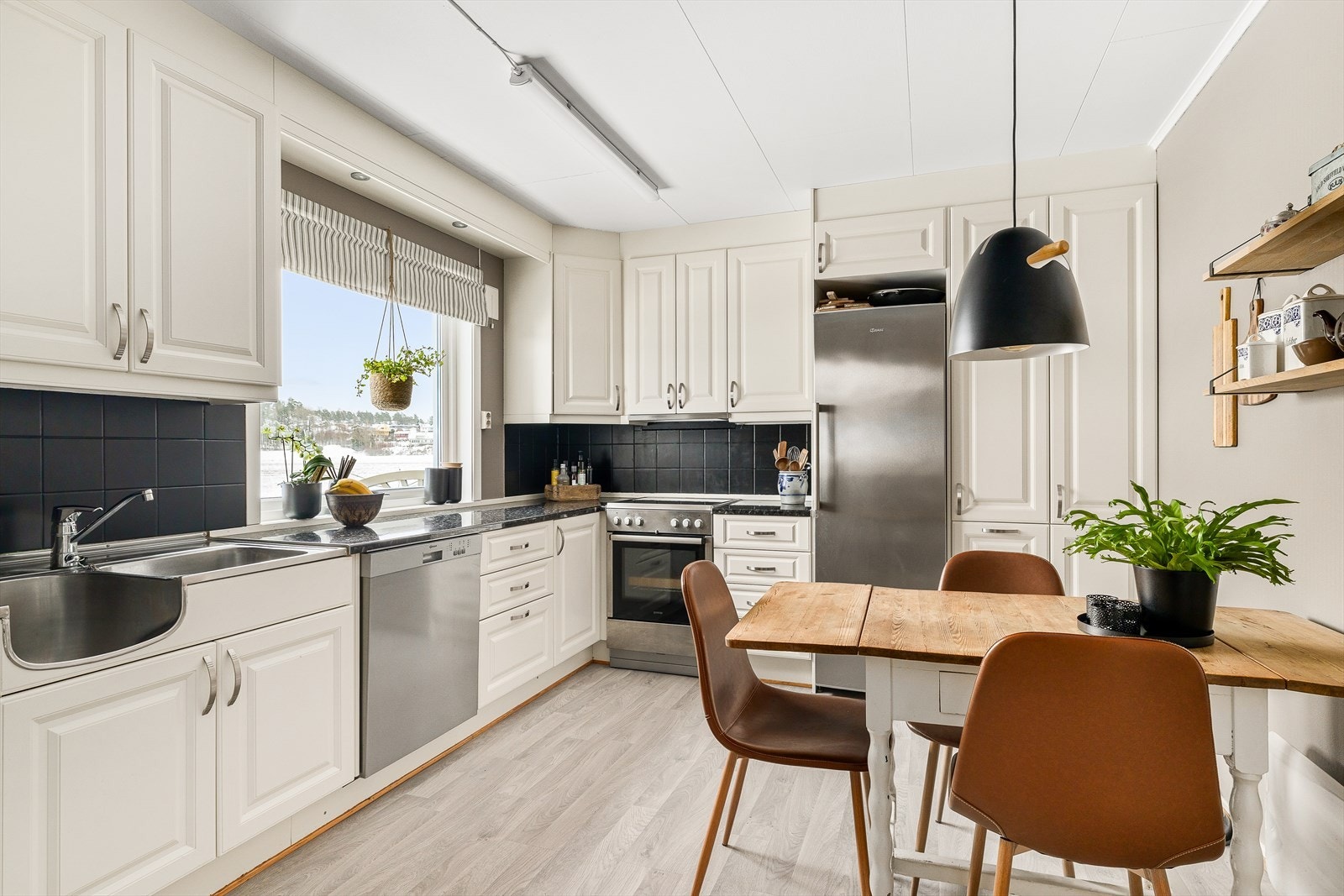 På kjøkkenet har man god plass til hyggelige måltider Galleribilde