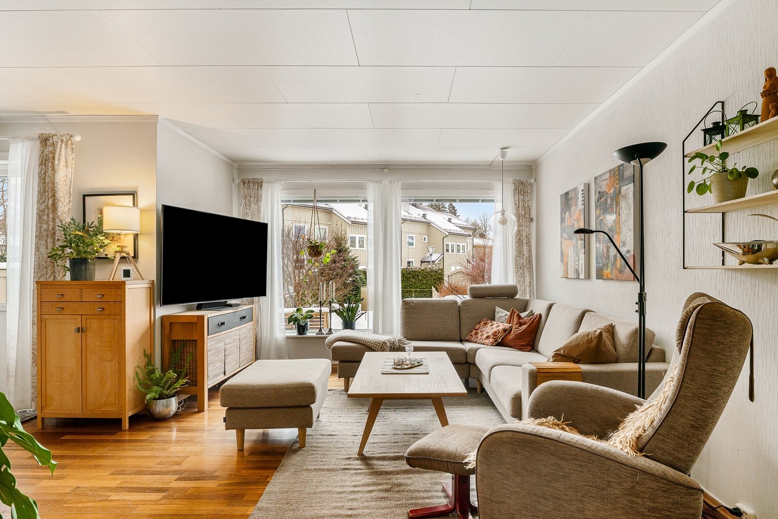 Romslig 2-delt stue. Galleribilde