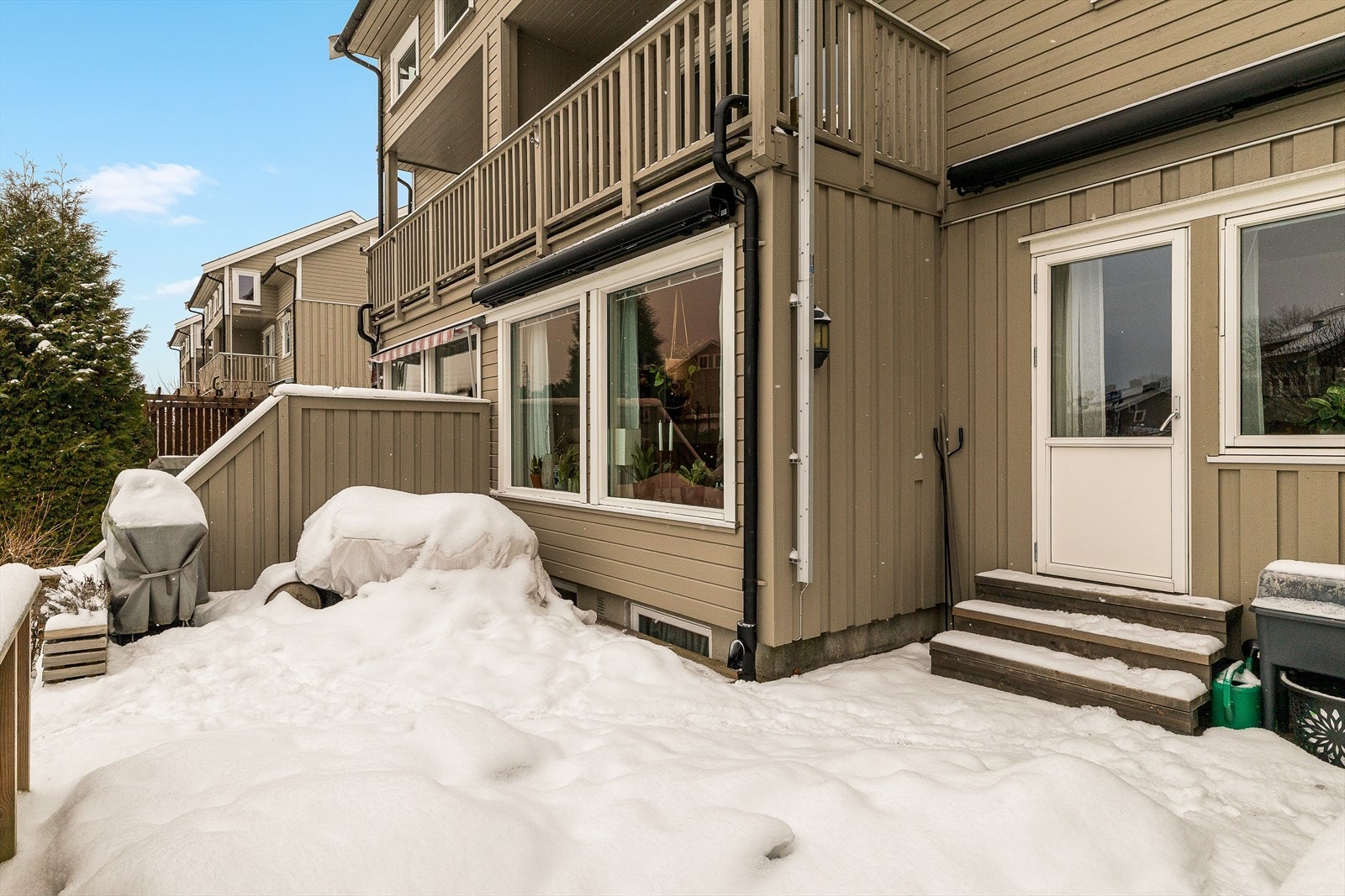 Ute har man egen hage med god plass til sittegruppe og grill Galleribilde