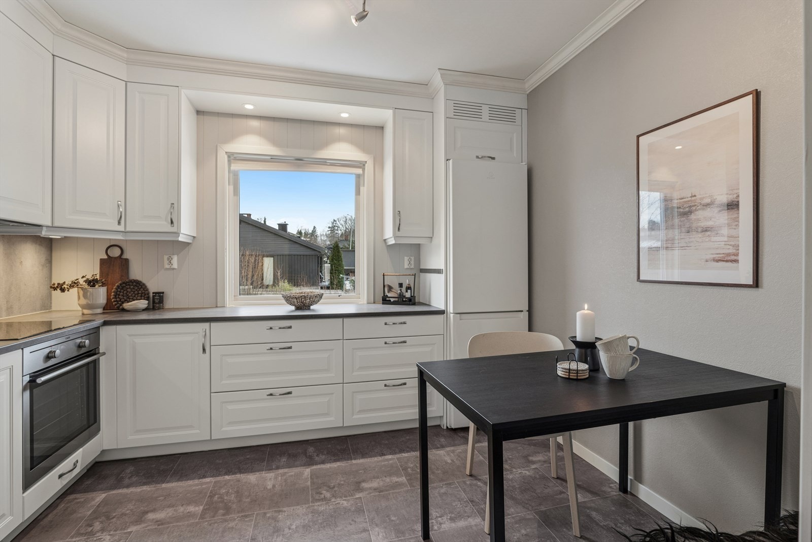 Også på kjøkkenet er det plass til spisebord. Et fint sted å nyte frokosten Galleribilde