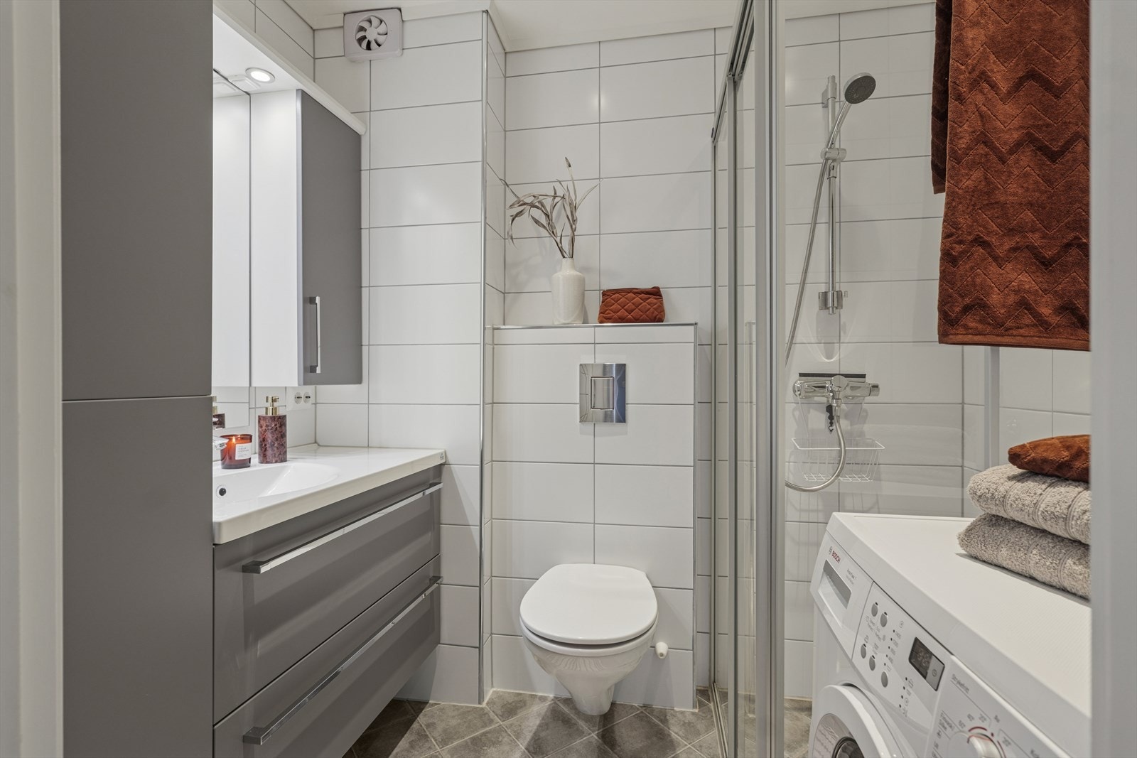 Lekkert helfliset bad fra 2014 med varme i gulv, romslig dusjhjørne, opplegg til vaskemaskin og pen innredning med mye plass. Galleribilde