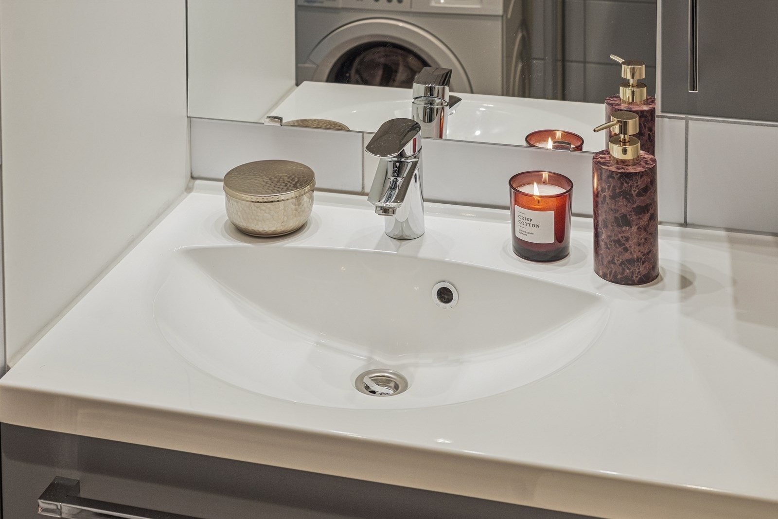 Rommet er innredet med nedfelt servant, veggmontert toalett, dusjvegger/hjørne og opplegg og plass for vaskemaskin. Avtrekk via elektrisk vifte. Galleribilde