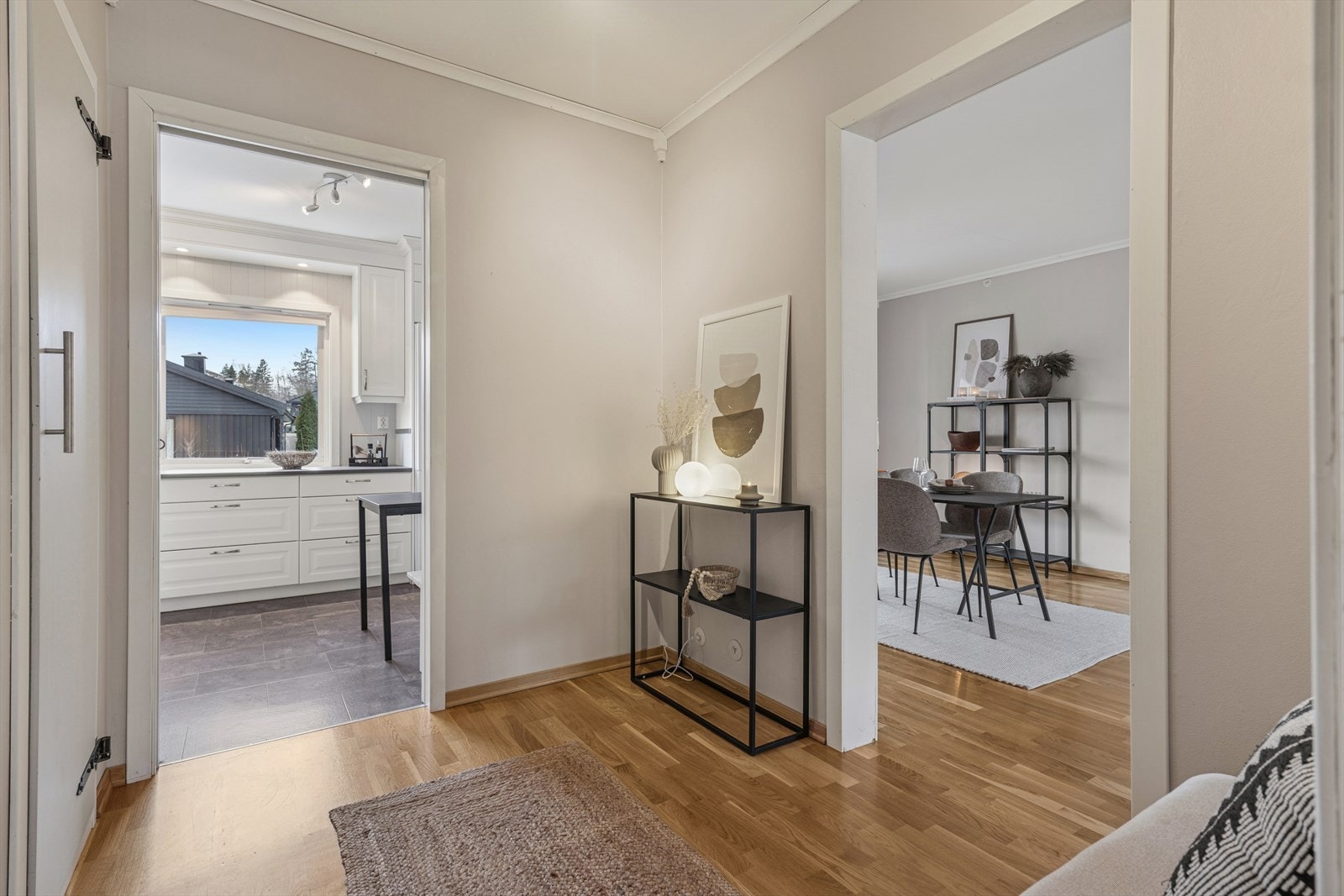 Trivelig entrè og luftig gang som ønsker deg velkommen inn - Til venstre i bildet har man også en liten innvendig bod. Galleribilde
