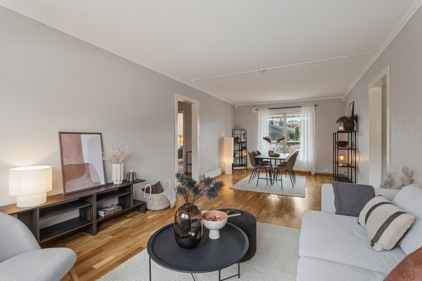 Stuen har god plass til både TV-stue og spisestue Galleribilde