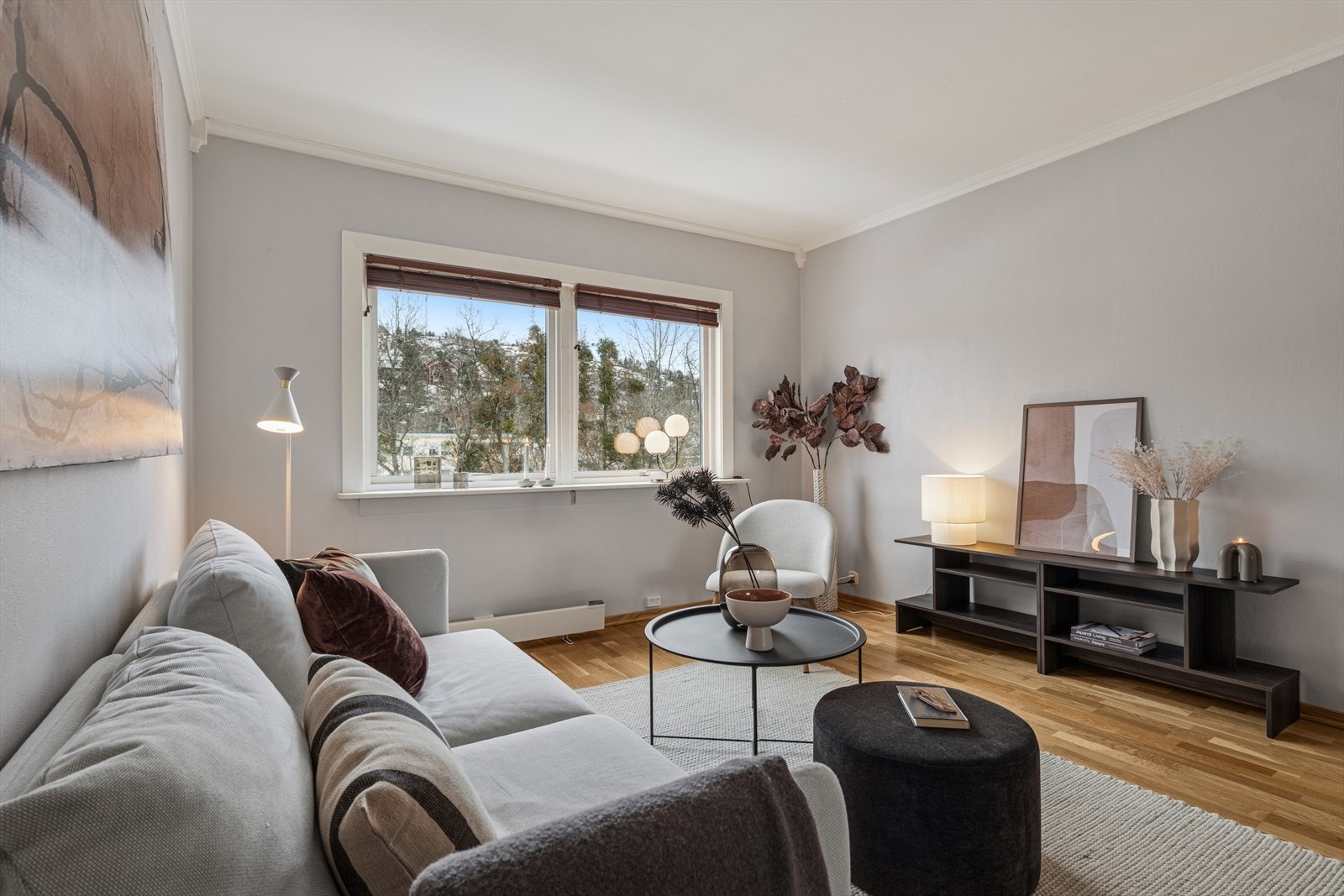 God plass til sofagruppe og tv-møblement. Galleribilde