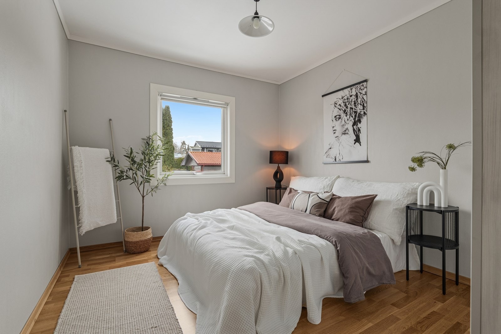 Leiligheten har 3 soverom av god størrelse. Her det største soverommet (Hovedsoverommet) som kommer med garderobe. Galleribilde