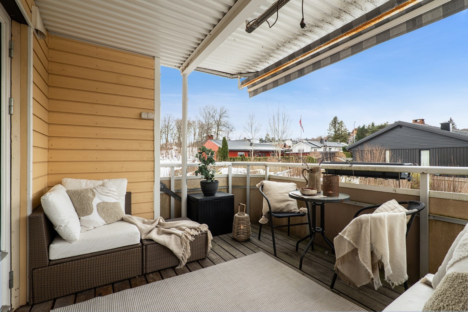 Utgang til lun og solrik balkong med markise. Galleribilde