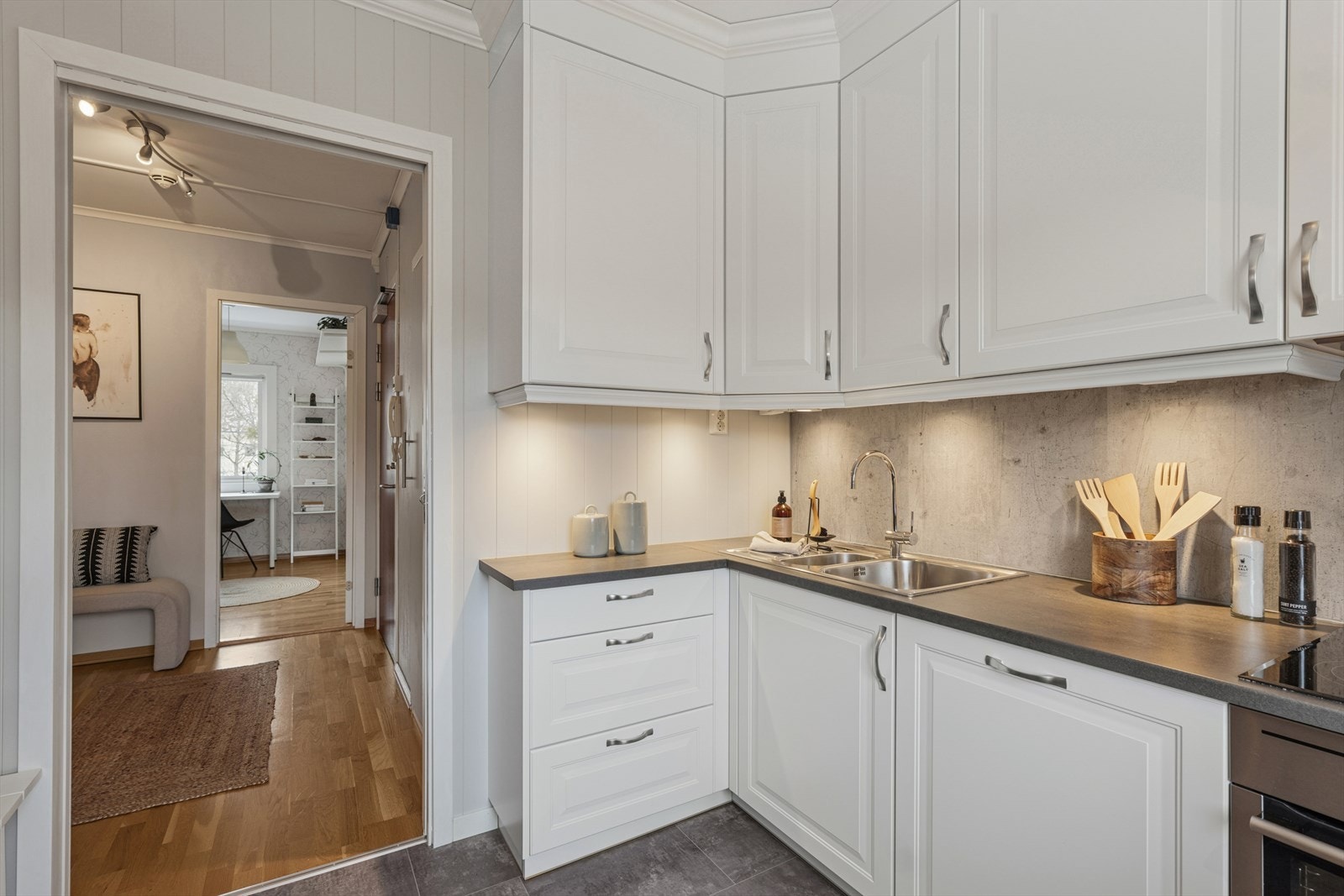 Fint, velutstyrt kjøkken (2017), innredning med profilerte fronter og benkeplatene er av laminat. Galleribilde