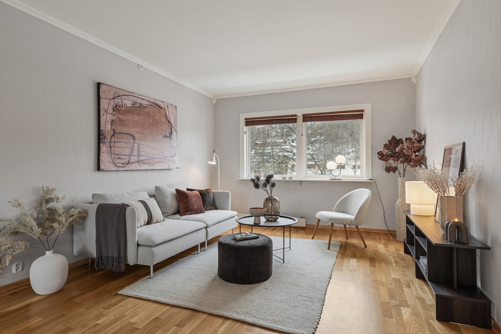 Lys, gjennomgående stue med store vindusflater som gir godt med lysinnslipp. Galleribilde