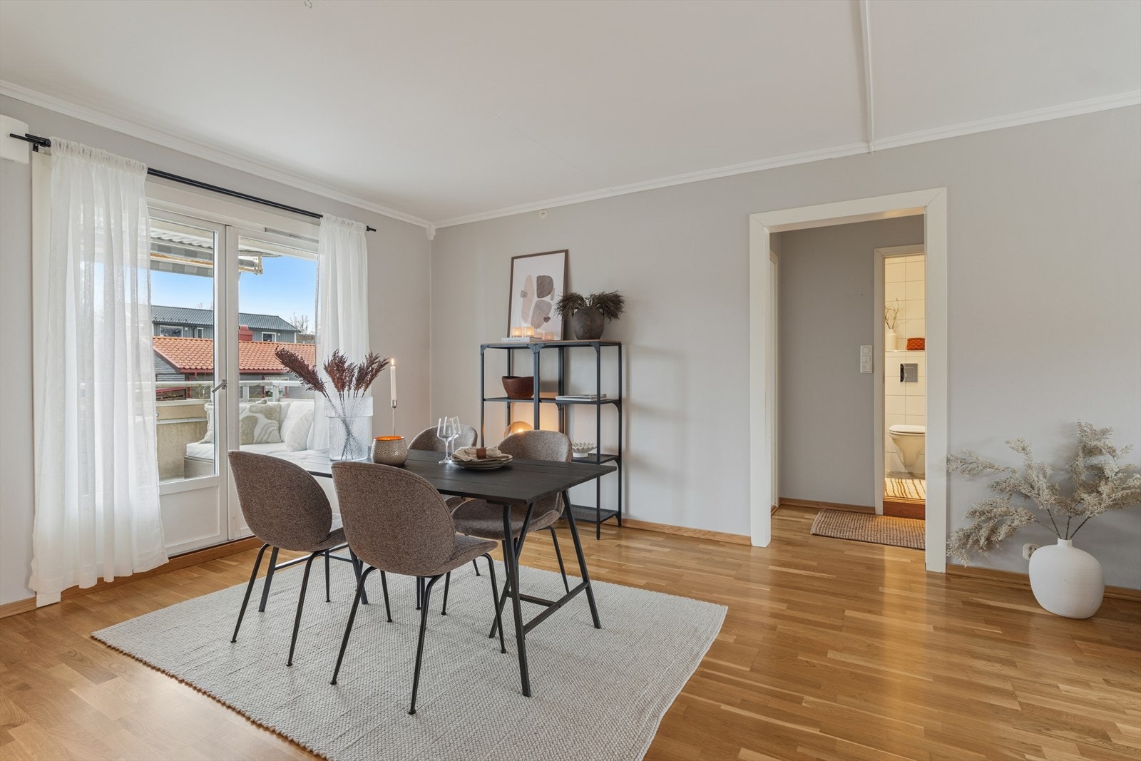 Koselig spiseplass med mulighet til å slå ut langbordet når man venter flere gjester Galleribilde