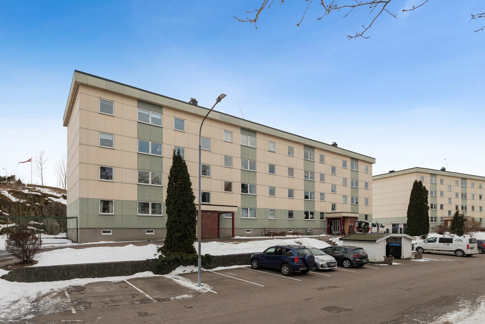 Her bor du med kort avstand til det du trenger i hverdagen, og man parkerer enkelt rett på utsiden på asfalterte parkeringsplasser tilh. borettslaget. Galleribilde