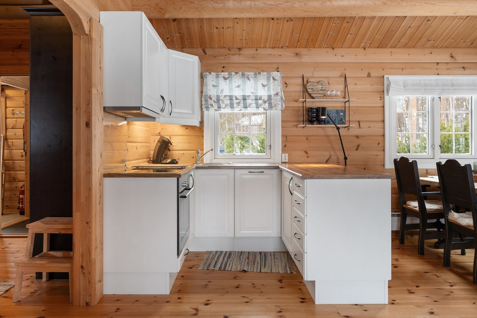 Køkkeninnredningen har hvite profilerte fronter og laminat benkeplate. Integrert stekeovn, kjøleskap og oppvaskmaskin Galleribilde