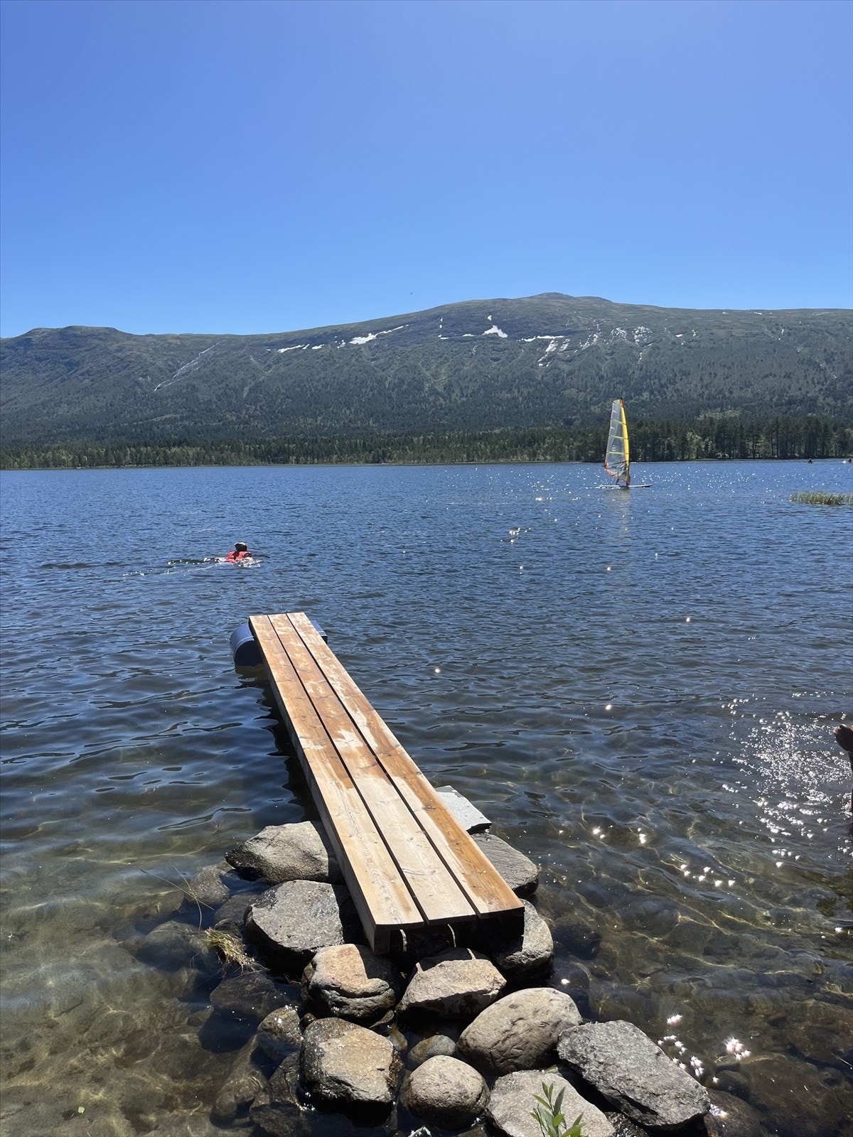 Opplev idyllisk natur med fjellutsikt, krystallklart vann og muligheter for bading og seiling rett fra utgangsdøren. Perfekt sted for rekreasjon og avslapning Galleribilde