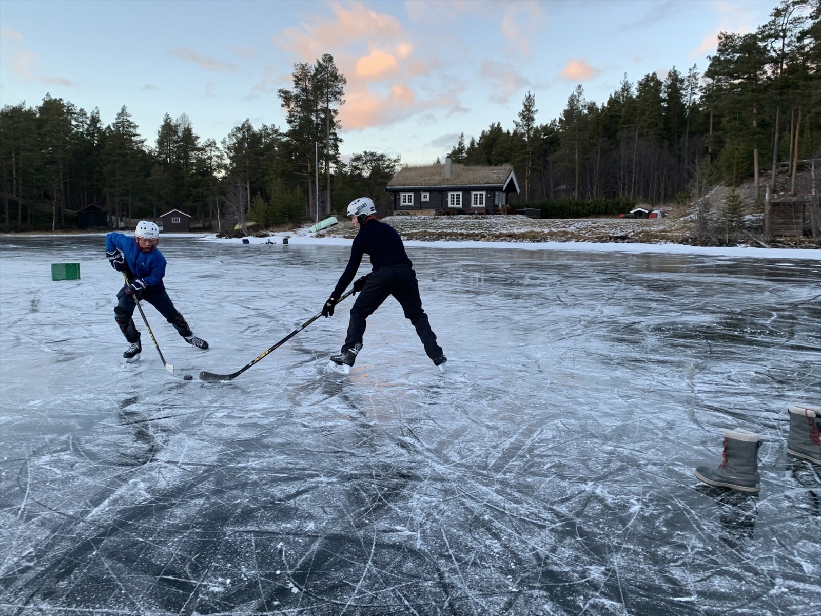 Idyllisk beliggenhet med naturlig skøyteis rett ved hytten Galleribilde