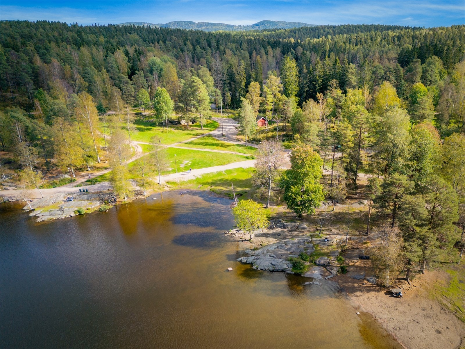 Det er kort sykkelvei til Sognsvann med bademuligheter, grilling og strandvolleyball m.m. Galleribilde