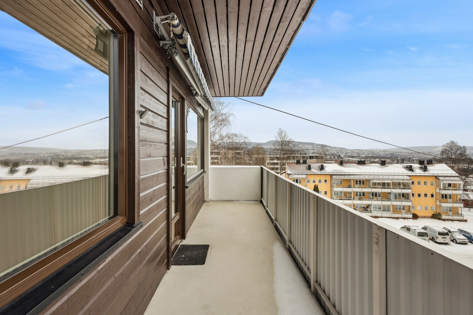 På balkongen er det plass til en sittegruppe med tilhørende møblement, hvor solen kan nytes i rolige omgivelser. Galleribilde