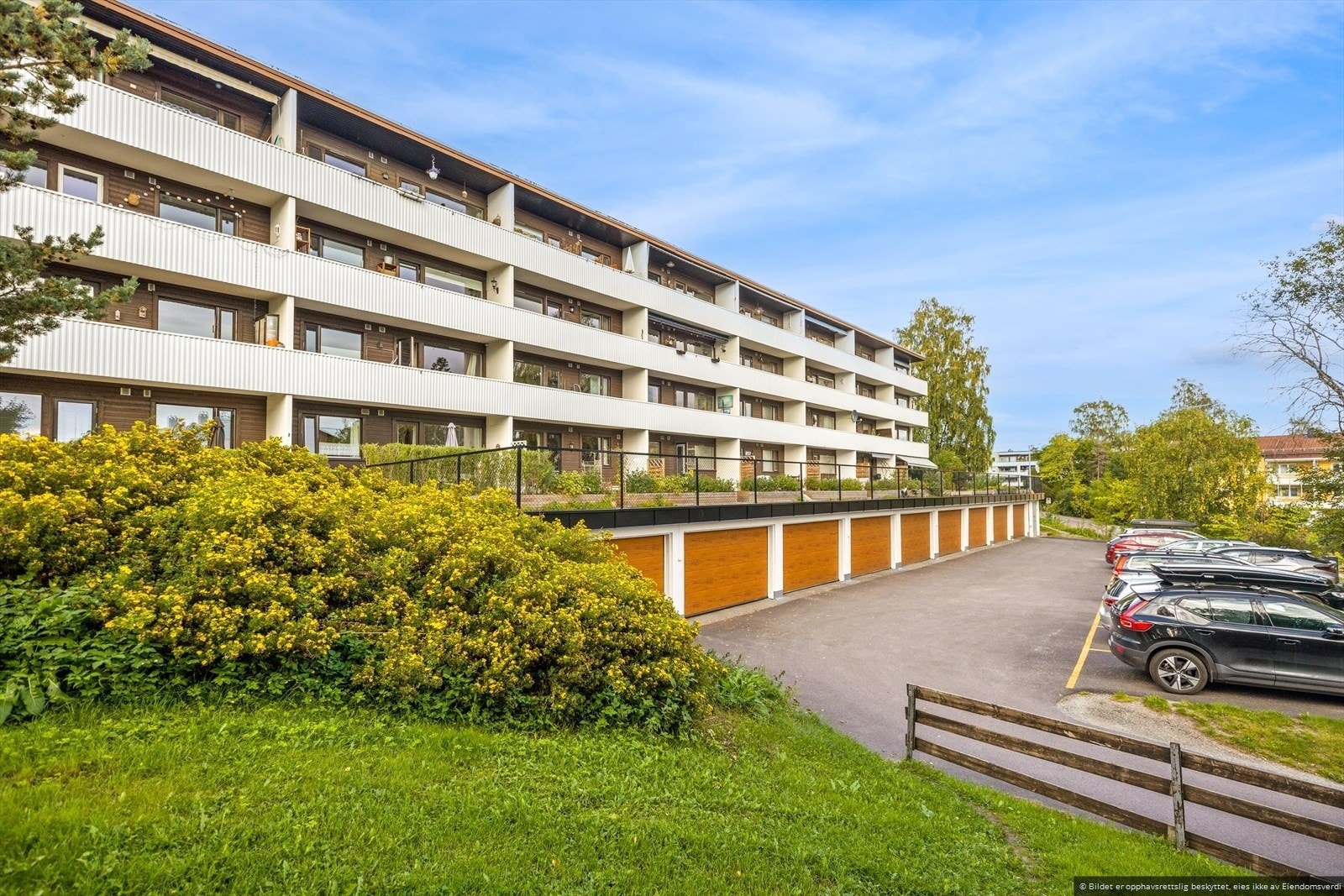 Bilde av fasade fra sommerhalvåret. Galleribilde