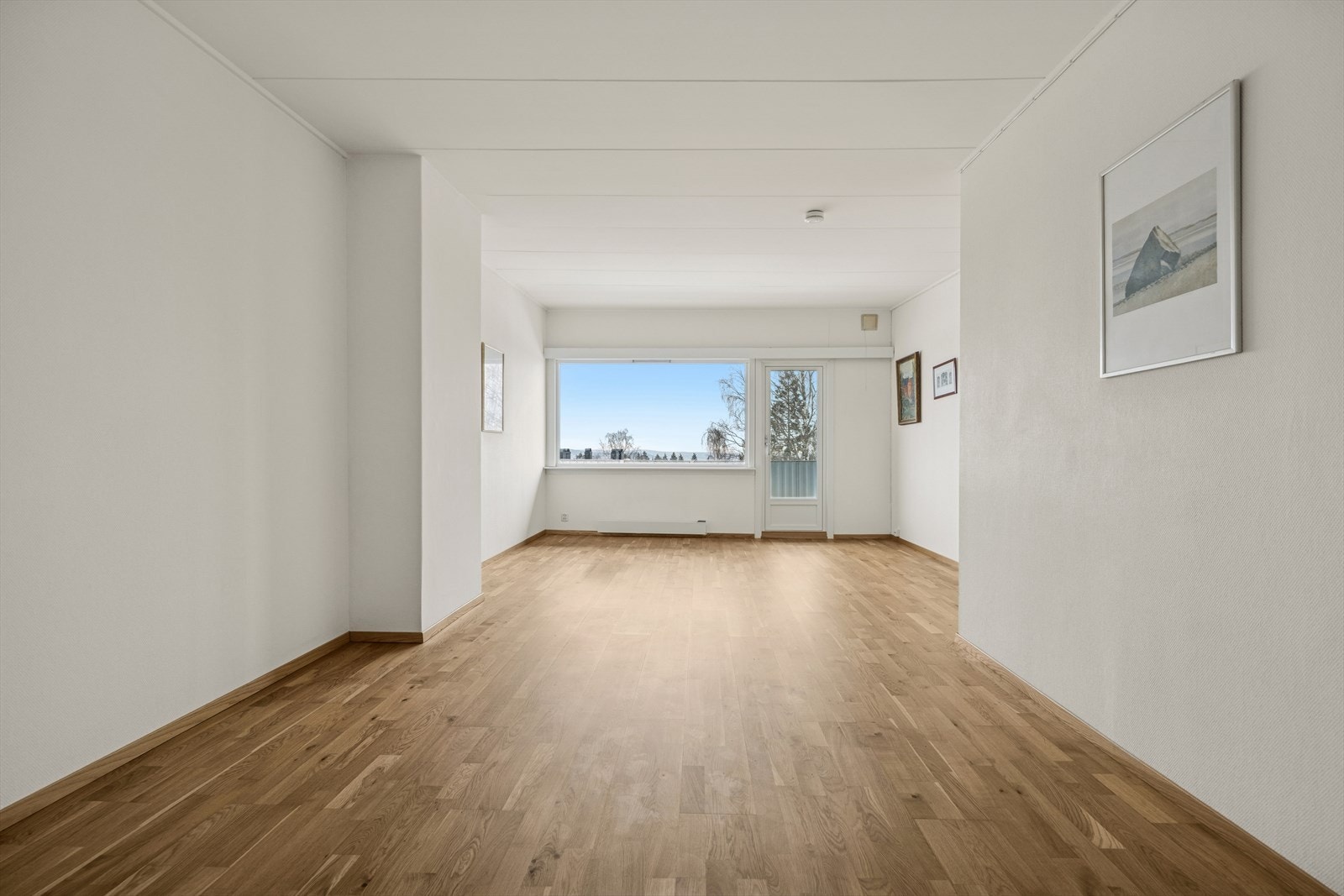 Planløsningen er romslig og fleksibel, med flere mulige møbleringsalternativer - ideelt for både hverdagsliv og selskap. Galleribilde