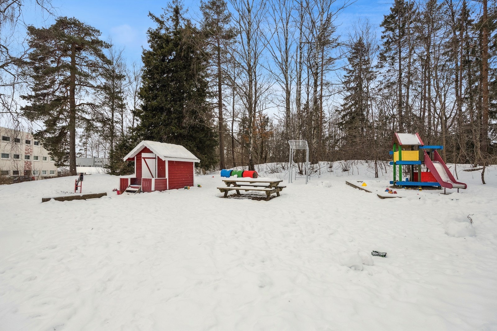 Trygt og trivelig uteområde med lekeplass like utenfor. Galleribilde