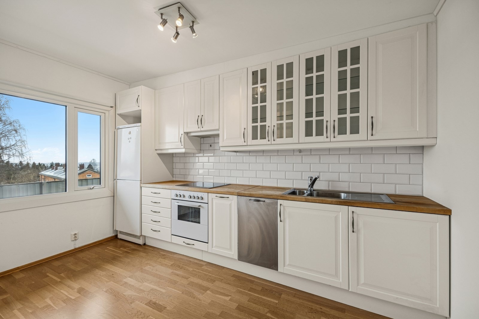 Boligens kjøkken er i dag innredet med profilerte fronter og en benkeplate i heltre. Galleribilde