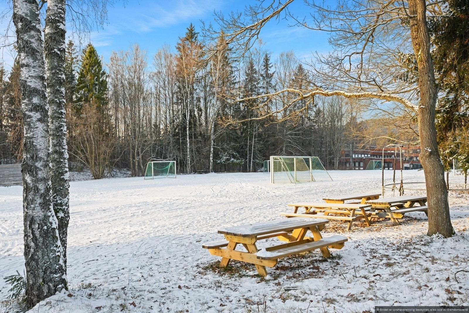 Leiligheten ligger i et naturskjønt og barnevennlig boligområde på Gaustad. Flotte uteområder med fotballbane like ved boligen. Galleribilde