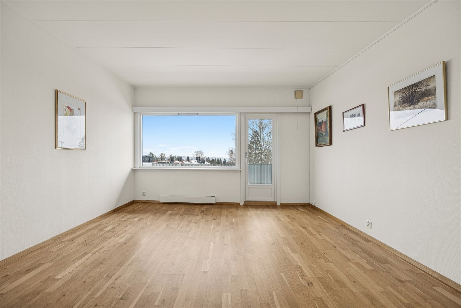 Fra stuen er det adkomst til en sydøstvendt balkong på ca. 10 m². Galleribilde