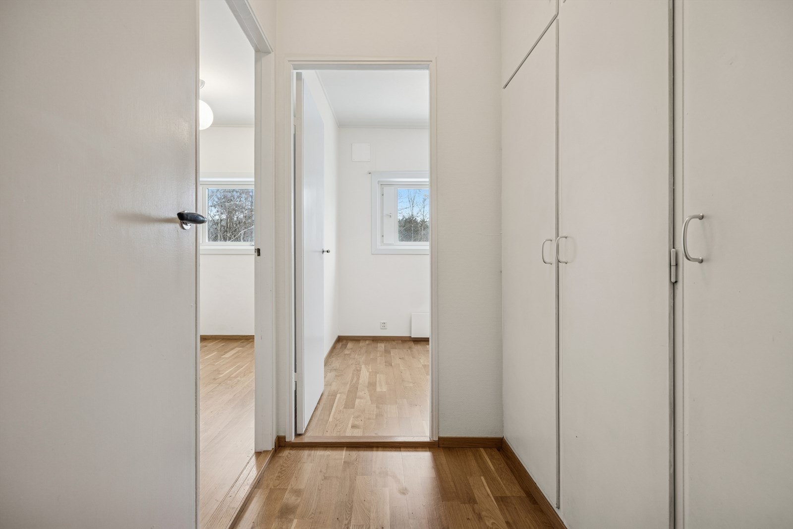 Praktisk gang med gode lagringsmuligheter mot de to mindre soverommene. Galleribilde