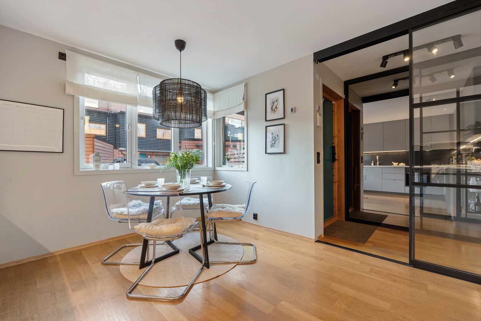 Kjøkken med spiseplass. Skyvedører i glass skaper et skille mot gangen og vaskerom/bod. Galleribilde