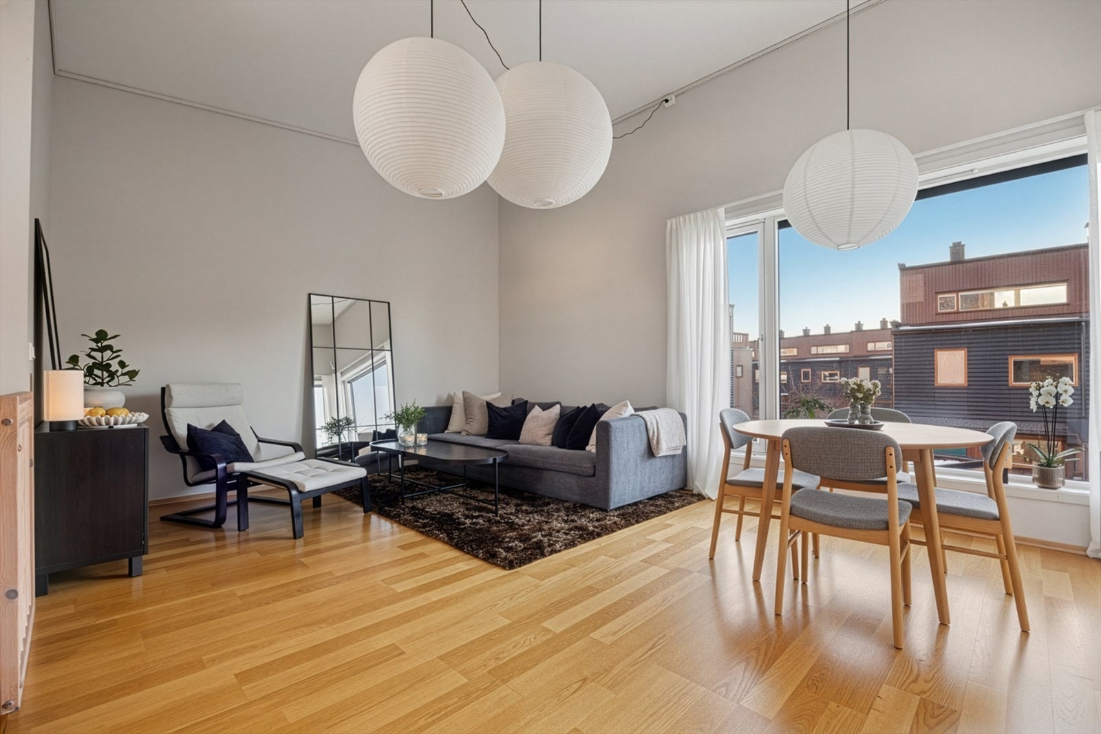 Stor og luftig stue med gode møbleringsmuligheter. Galleribilde