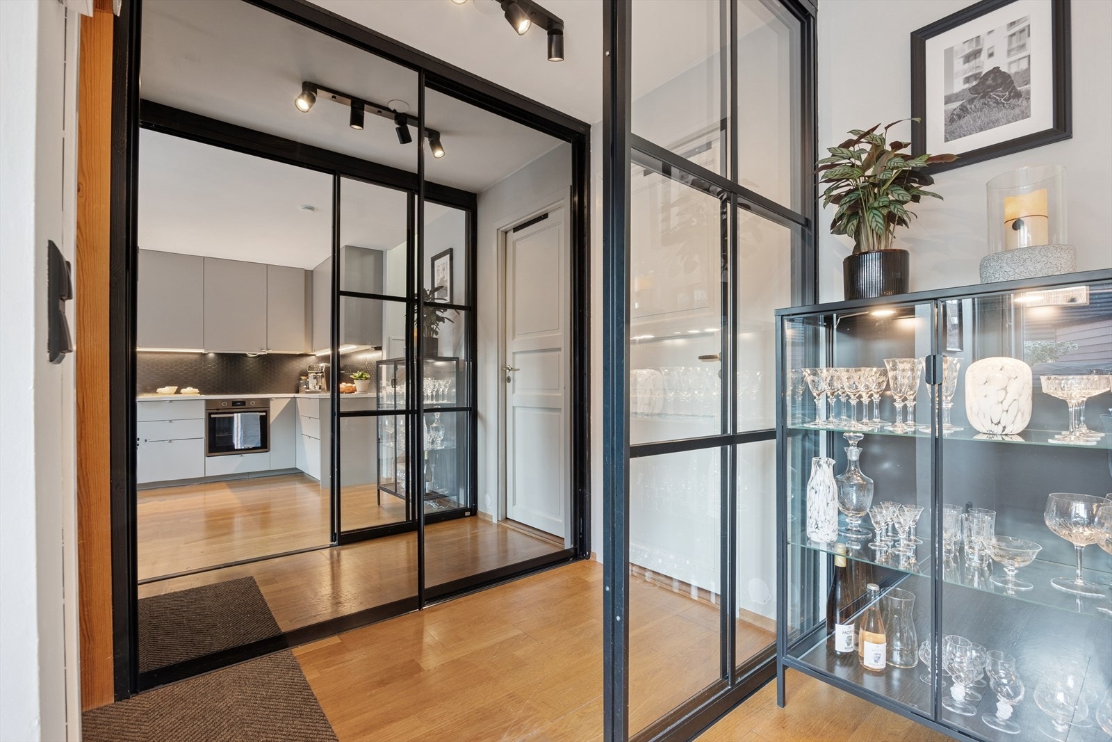 Velkommen inn. Stor skyvedørsgarderobe i entre samt skyvedører i glass skaper et skille mot kjøkkenet. Varme i gulv i entre. Galleribilde