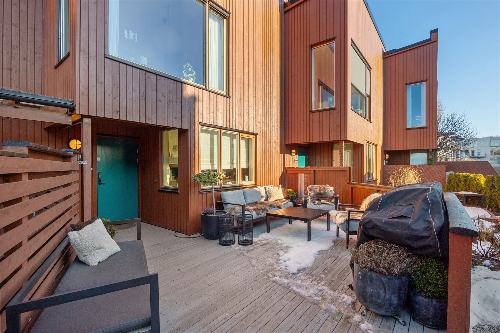 Boligen har montert utvendig screens på stuevinduene som kan senkes på de varmeste dagene. Galleribilde