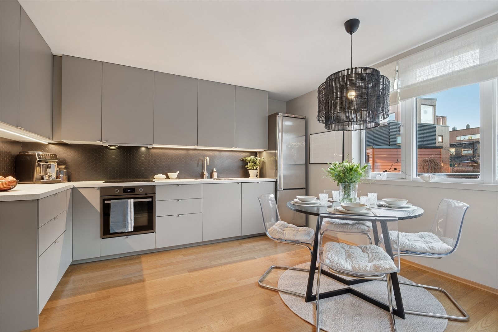 Stort kjøkken med spiseplass. Kjøkkenet ble skiftet i 2025 og har rikelig med skap -og benkeplass. Varme i gulv. Galleribilde