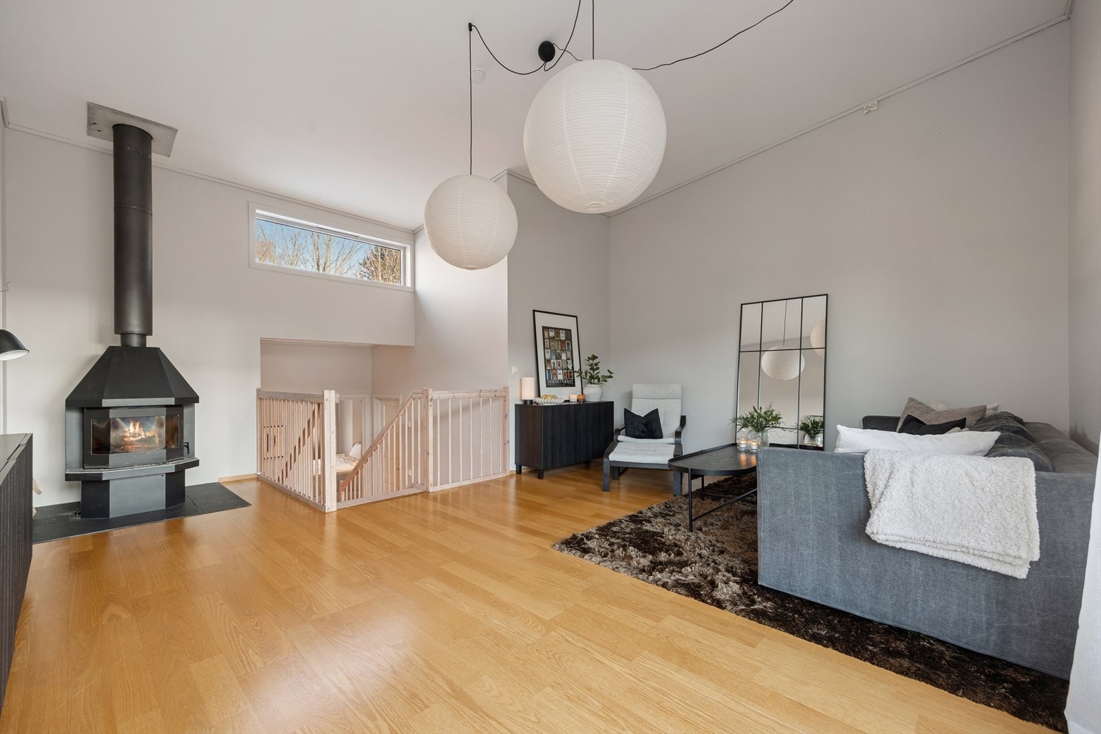 Møbleringsvennlig stue med god plass til både sofahjørne og spisegruppe. Legg merke til takhøyden på stua. Galleribilde