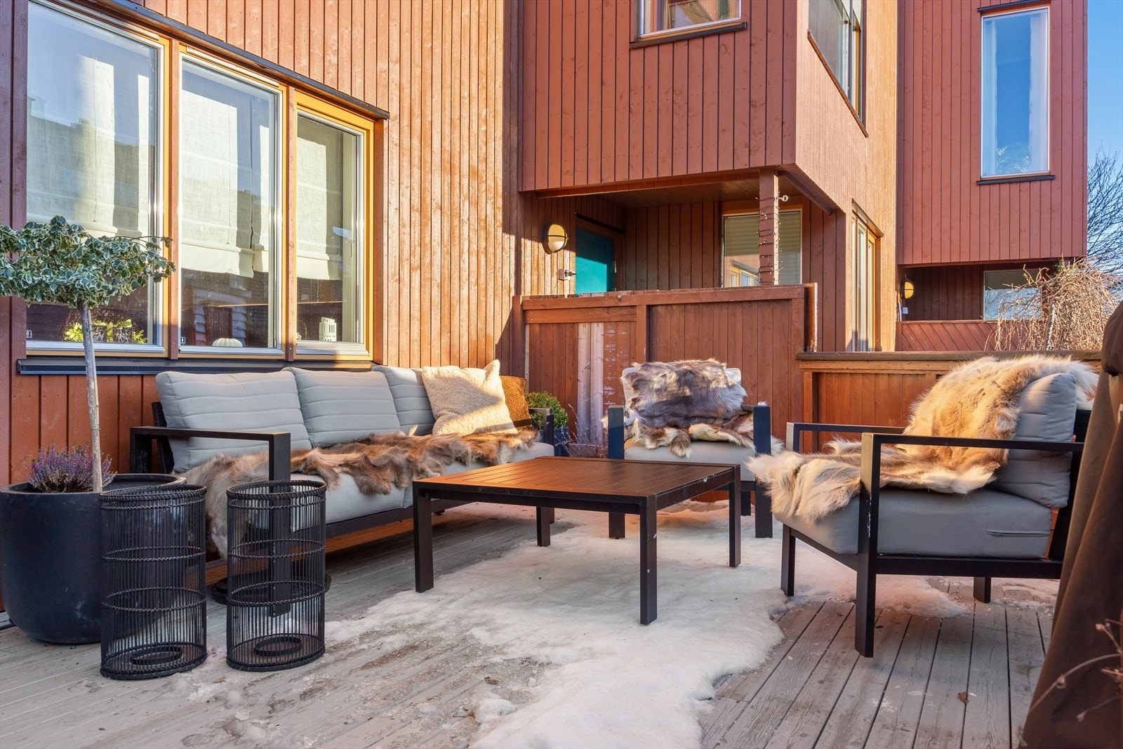 Lun og skjermet uteplass med sol store deler av dagen. Romslig utebod i tilknytning til terrassen. Egen p-plass i kjeller medfølger boligen. Galleribilde